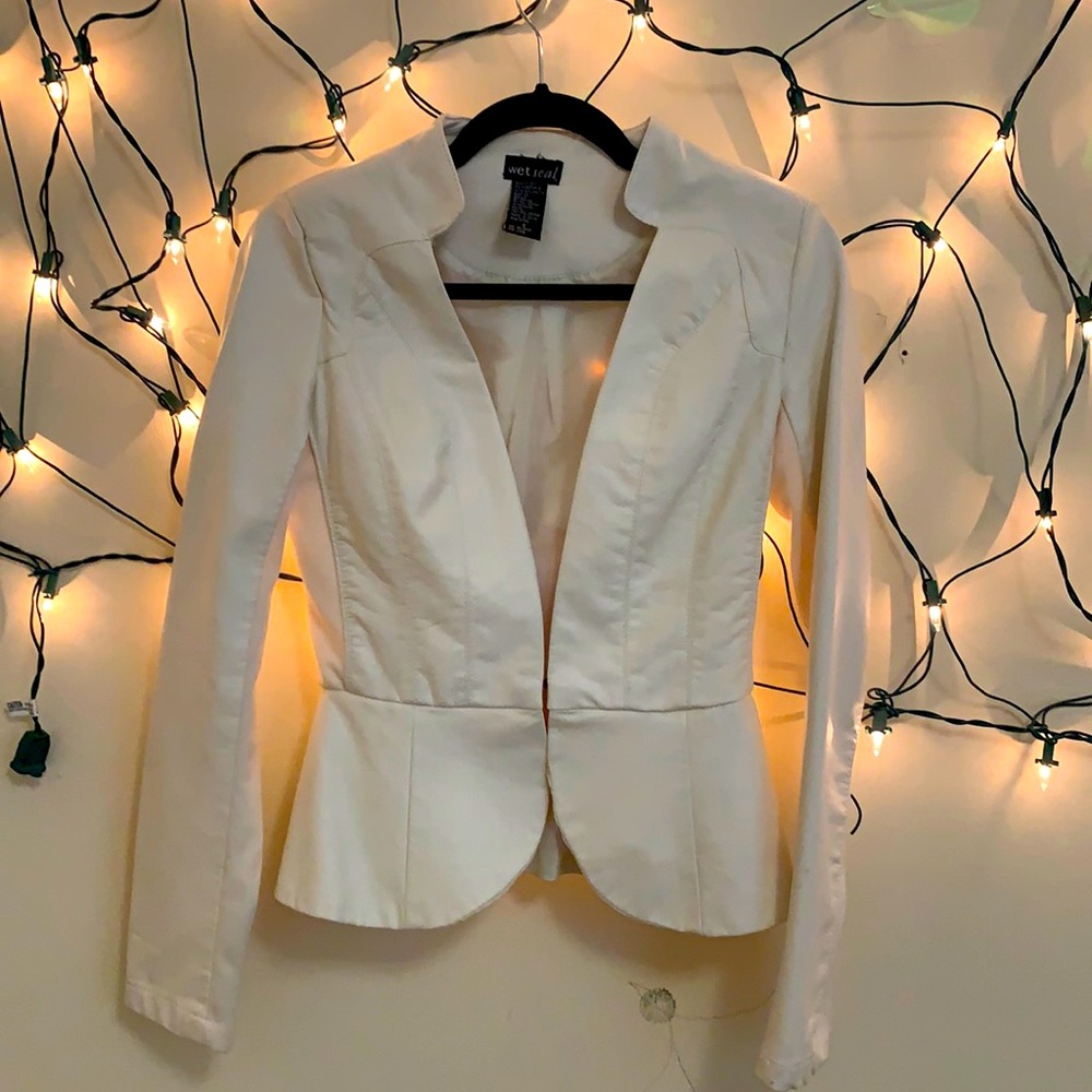 Only worn twice. Jacket With high neck.